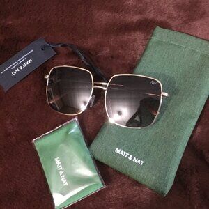 NWT Matt & Nat sunglasses comes with cleaning cloth and eyeglass case in box